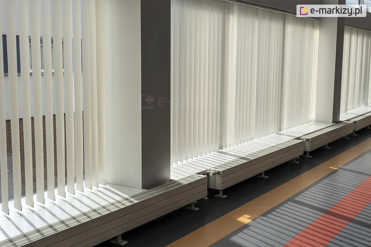 Korytarz osloniety od slonca zaluzjami vertikal