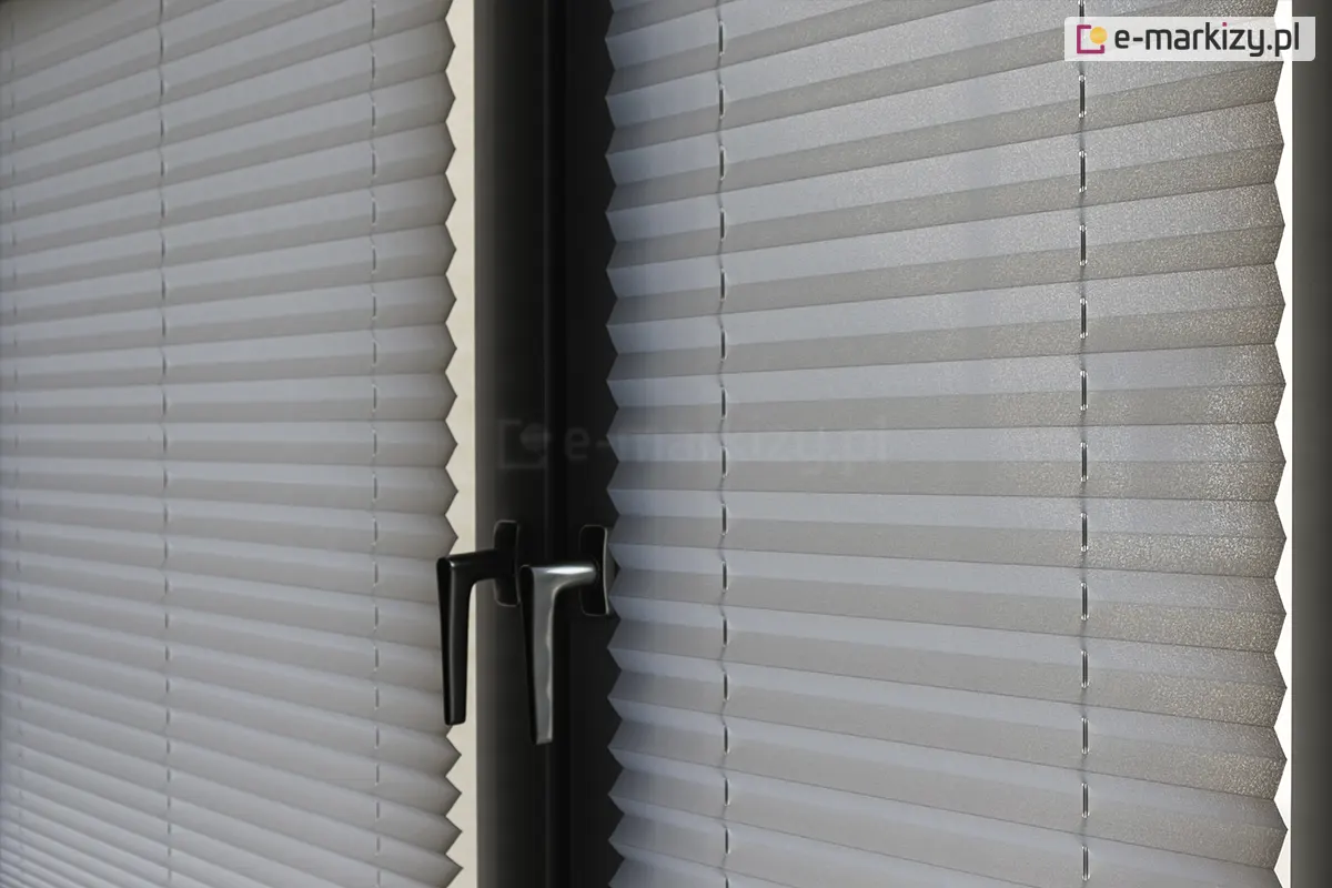 Plisy 3 Okno zasloniete zaluzjami z tkanina plisowana