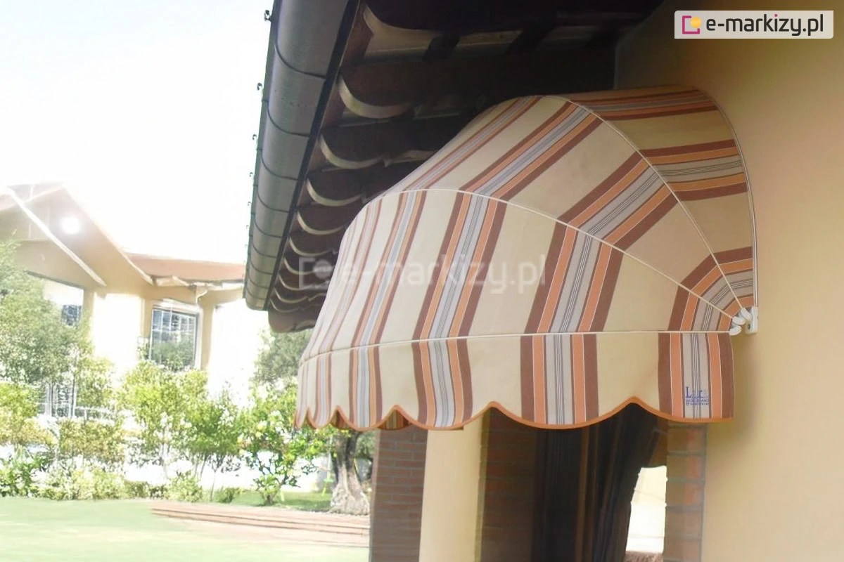 Pasiasta markiza koszowa nad oknem polokragla