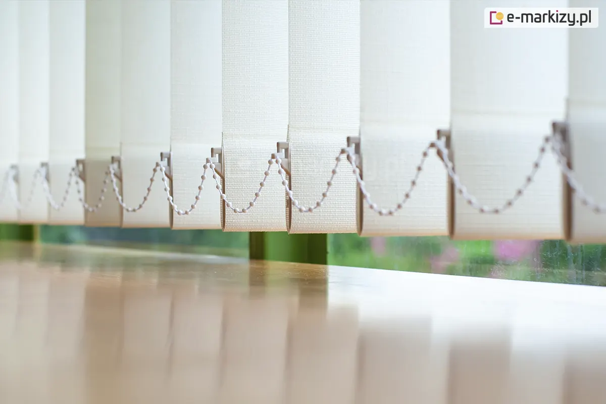 Pasy tkaniny vertical polaczone lancuszkiem