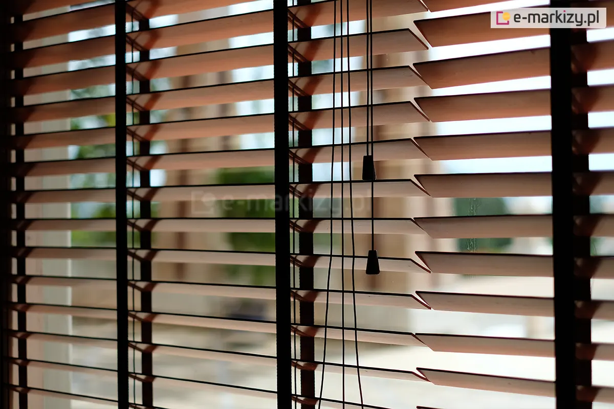 Zaluzja drewniana 50mm z brazowa tasma