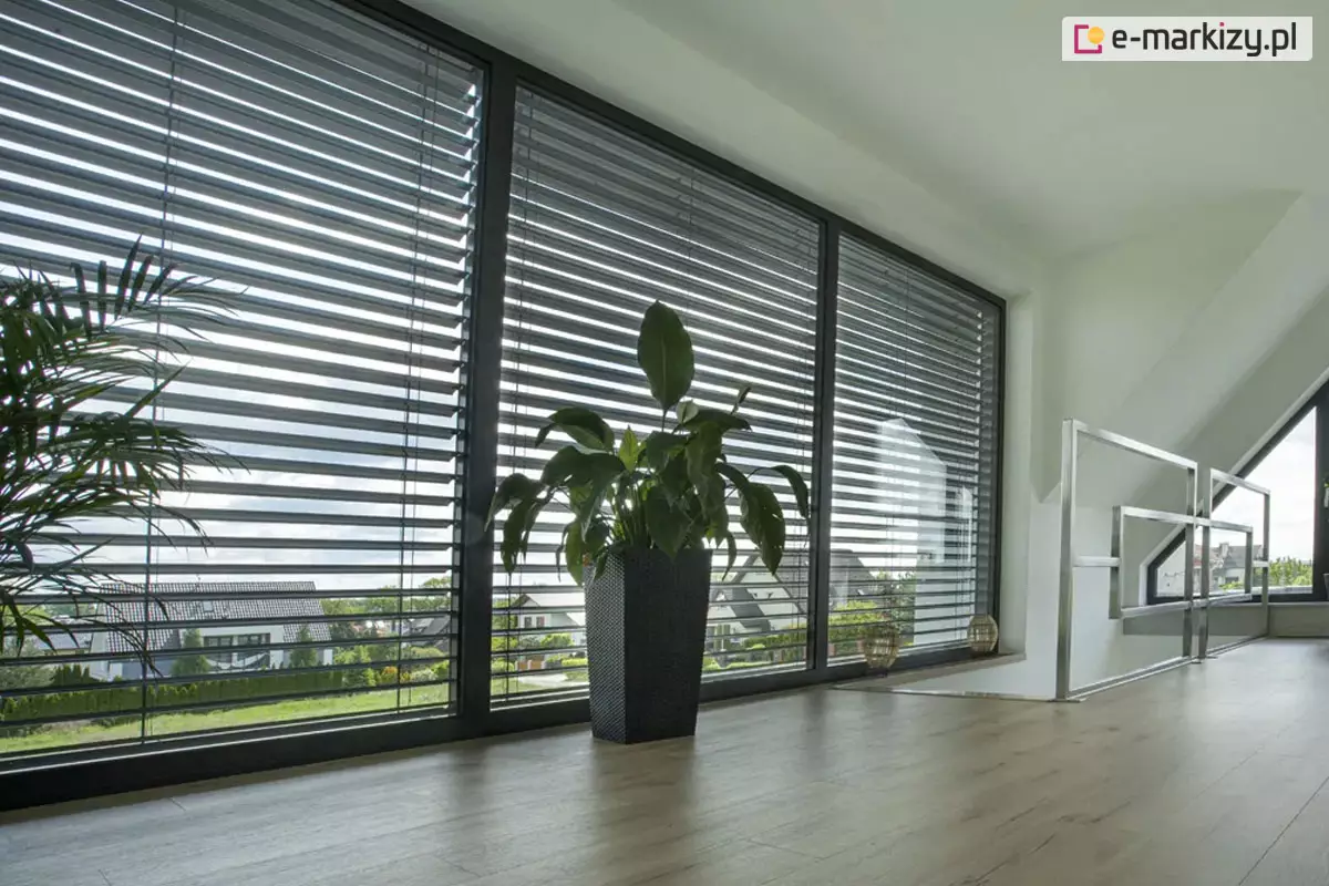 Zaluzje fasadowe ograniczaja nagrzewanie wnetrza