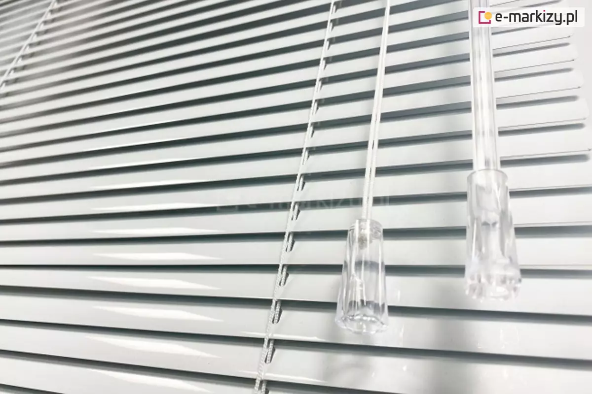 Zaluzje poziome sterowanie sznurkami