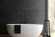 Oltens Ebba wanna wolnostojąca przyścienna podkreśli charakter każdej nowoczesnej łazienki.