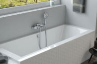 Oltens Langfoss wanna prostokątna biała podkreśli charakter każdej nowoczesnej łazienki.