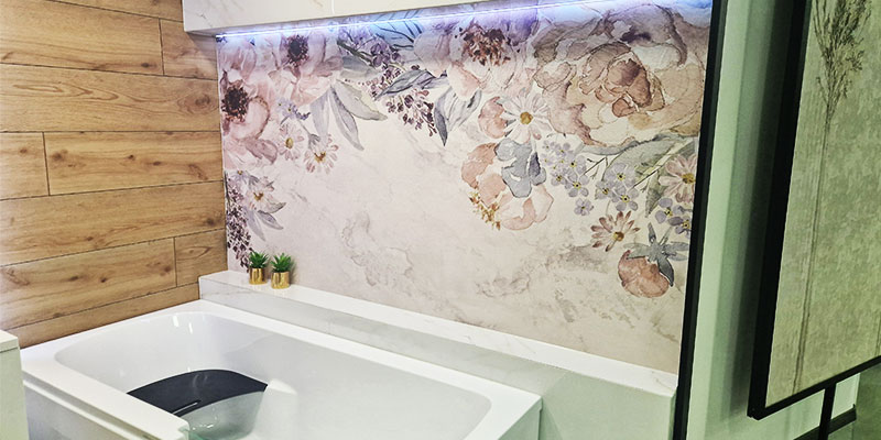 Tapeta wodoodporna z kwiecistym drukiem wykonana na wymiar umieszczona w łazience tworząc efektowna ściane