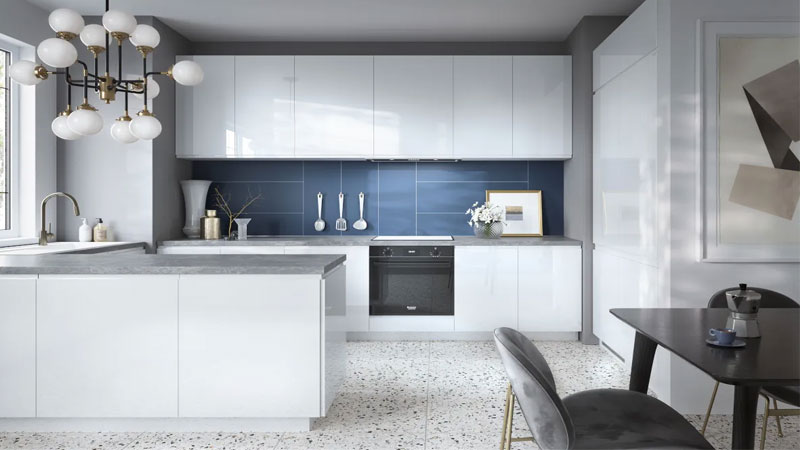 Komfort-Küche, klassisch und funktional, Fronten der Schränke in glänzendem Weiß.