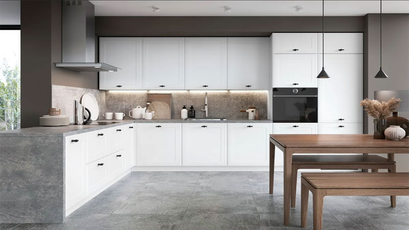 Klassische und elegante Komfort-Küche, funktionale Schränke und Schubladen im minimalistischen Stil, weiße Fronten mit kleinen Griffen.