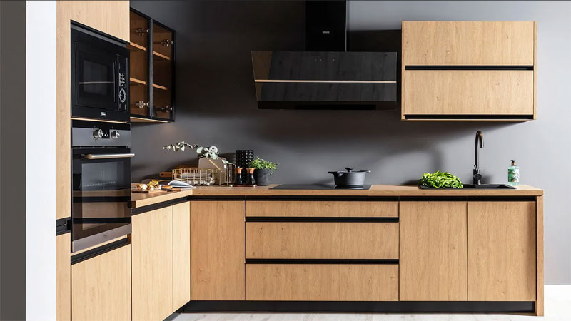 Stilvolle und minimalistische Küche, komfortabel, funktional und ästhetisch, Fronten und Arbeitsplatte in Holzoptik.