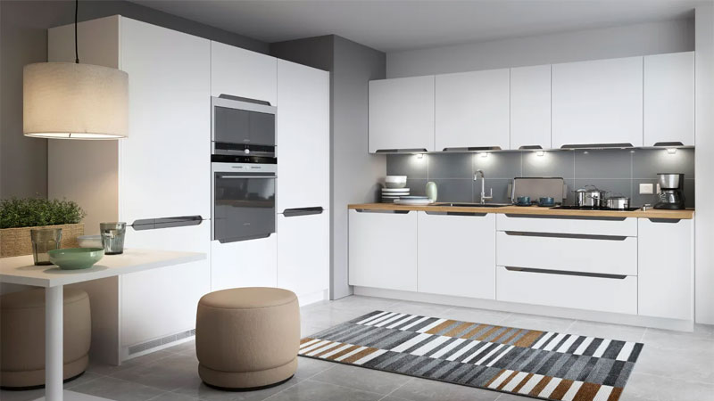 Maßgeschneiderte Küche, eine Kombination aus Funktionalität und Design, weiße Fronten ohne Griffe mit eingebauten Haushaltsgeräten.