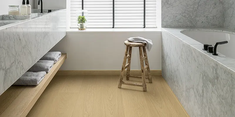 Podłoga winylowa w łazience zapewnia wodoodporność