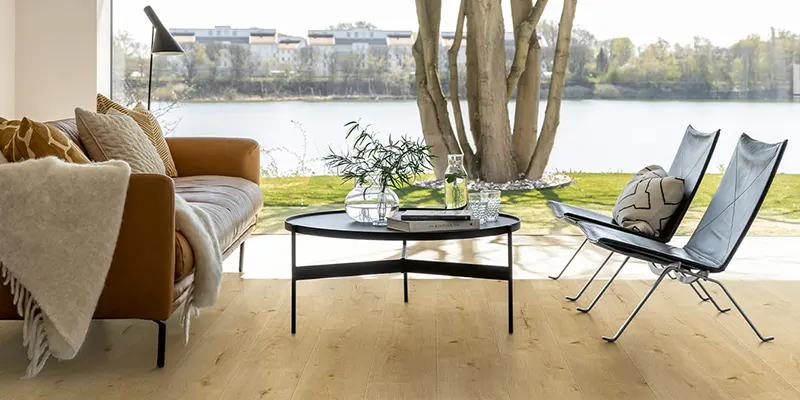 Bodenpaneele, verlegt in einem geräumigen, hellen Wohnzimmer