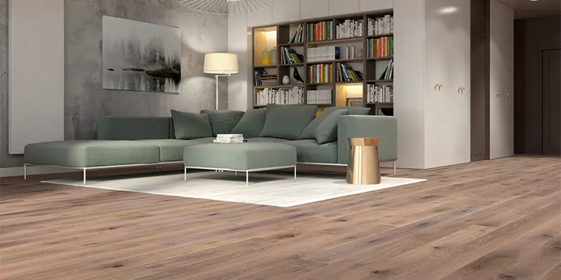 Podłoga naturalna drewniana w dużym salonie