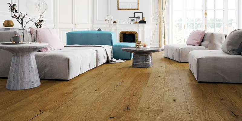 Salon z podłoga z szerokich desek o wyraźnej fakturze drewna