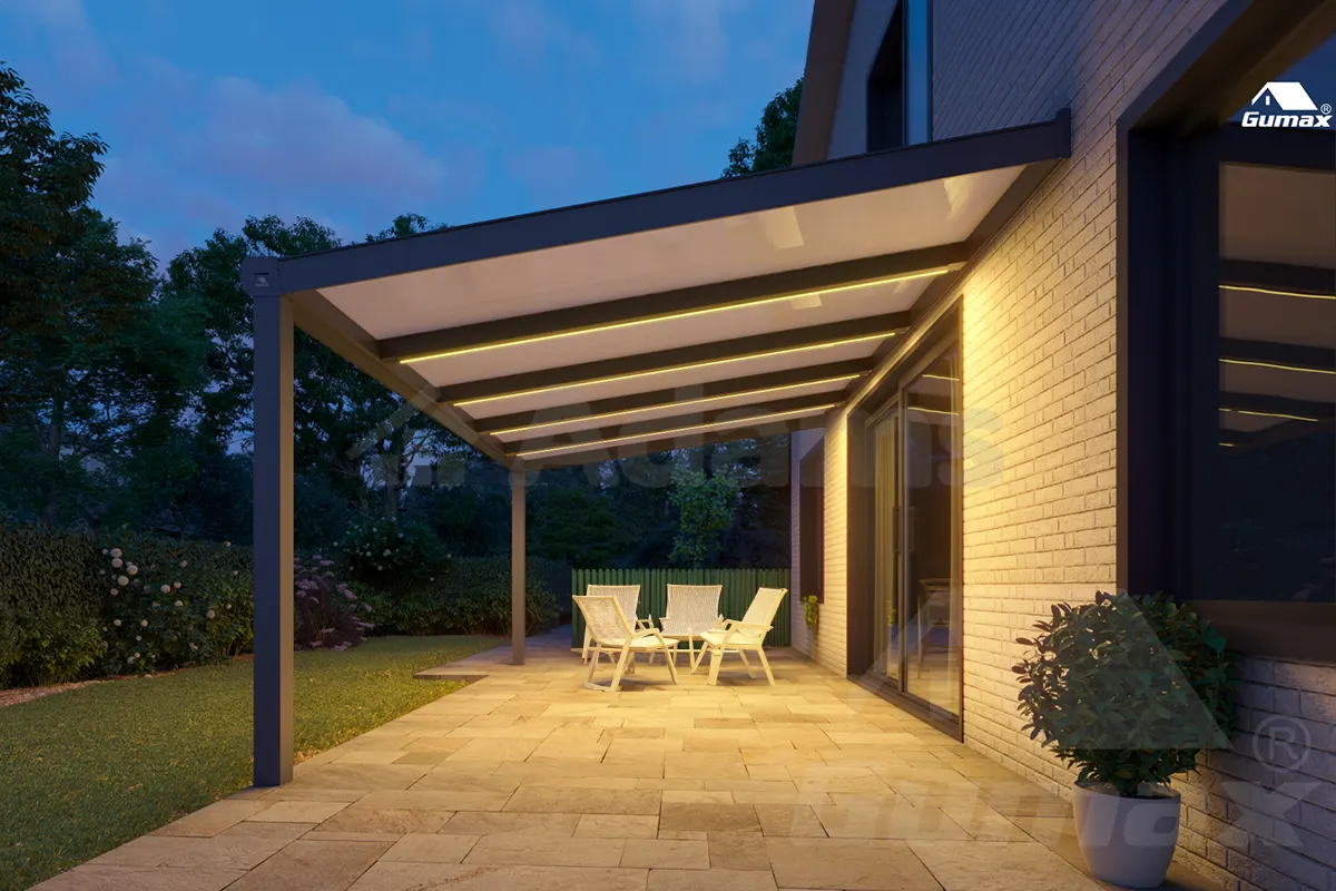 Terrassenüberdachung aus milchigem Polycarbonat Überdachung aus milchfarbenem Polycarbonat über der Terrasse