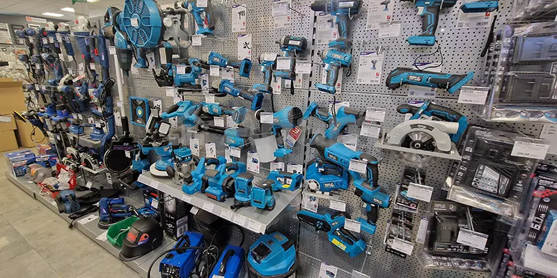 Ausstellung der Elektrowerkzeuge der Firma Dedra Ausstellung der Produkte der Firma Dedra mit einem umfangreichen Angebot an Elektrowerkzeugen, von Bohrmaschinen über Schleifmaschinen bis hin zu Staubsaugern.