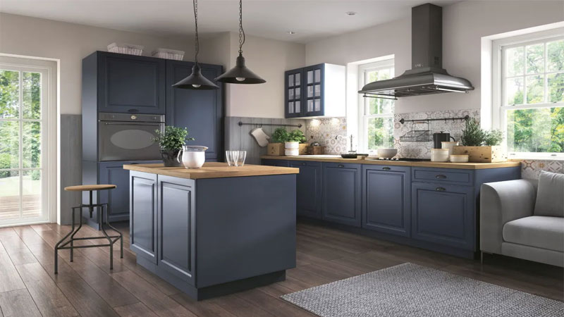 Moderne, maßgefertigte Küche der Firma Komfort mit einer zentralen Insel in Grau und Holzarbeitsplatten.