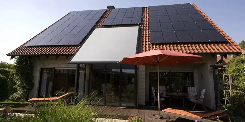 Der Refleksol Terrassenmarkise Veranda, der auf dem Dach montiert ist, um einen überdachten Balkon zu schaffen.