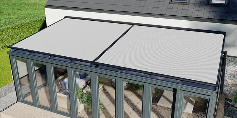 Die Terrassenmarkise Veranda als Überdachung für eine verglaste Terrasse.