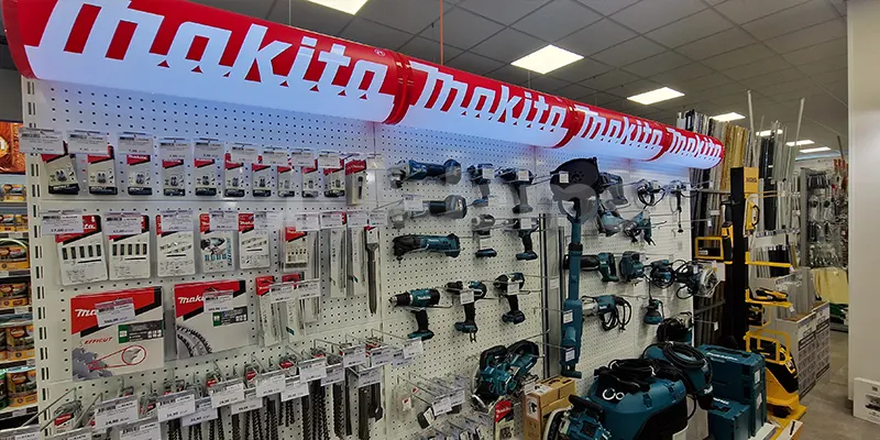 Ekspozycja produktów firmy Makita takich jak wkrętarki czy zakrętarki w centrum Adams w Żarach