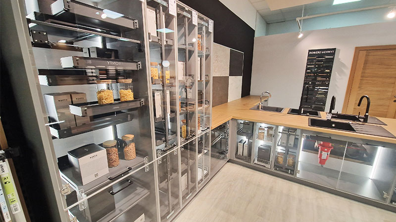 Moderne Küche mit Korb-Schränken und durchsichtigen Fronten in einem außergewöhnlichen Stil.