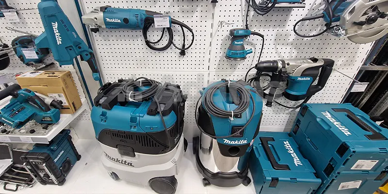 Makita Elektrowerkzeuge Makita Elektrowerkzeuge, darunter Staubsauger, Schleifmaschinen und Bohrhammer.