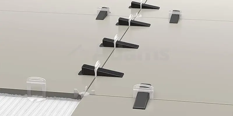 Das Delta-Nivelliersystem von Rubi verhindert effektiv die Entstehung von Versätzen und Unebenheiten beim Verlegen von Fliesen.