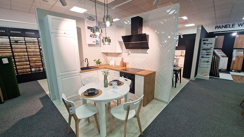 Kleine Eckküche, die Funktionalität und Minimalismus vereint, in einer Kombination aus Weiß und Holzmuster.