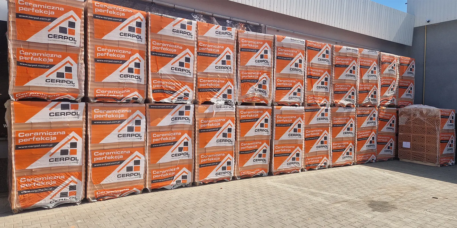 Pustaki ceramiczne firmy CERPOL na placu magazynowym Adams Pustaki ceramiczne firmy CERPOL składowane na placu magazynowym Centrum handlowego Adams