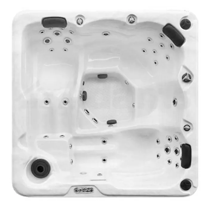 Jacuzzi Goldline Spa ma dwie koje i trzy miejsca siedzące jest wyposażony w 2 głośniki i aż 50 dysz