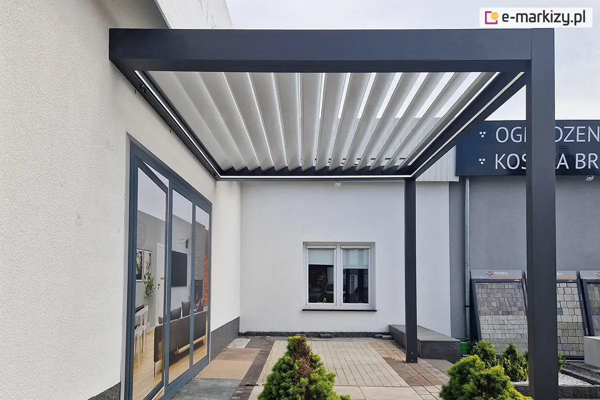 Pergola widoczna z boku z uchylonymi piorami